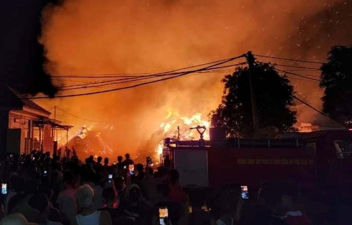 chay nha xuong trong dem anh 2