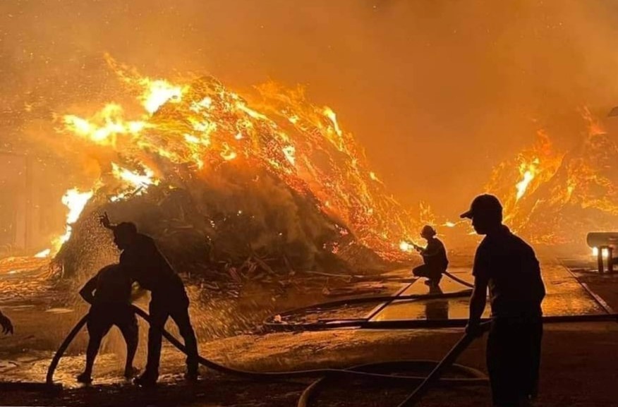 Xuong bao bi chay du doi trong dem hinh anh