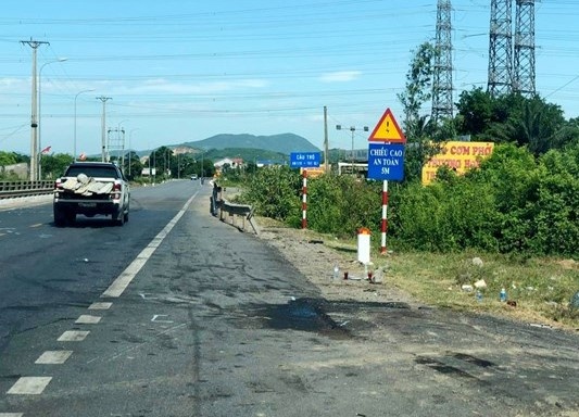 Hai cong an tu vong sau va cham giao thong hinh anh