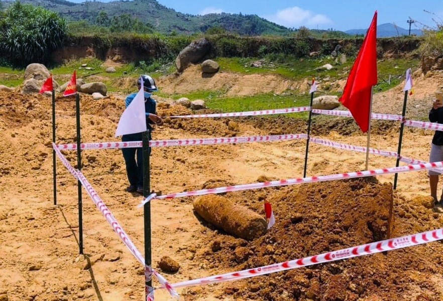 Phat hien qua bom nang 200 kg o dap nuoc hinh anh