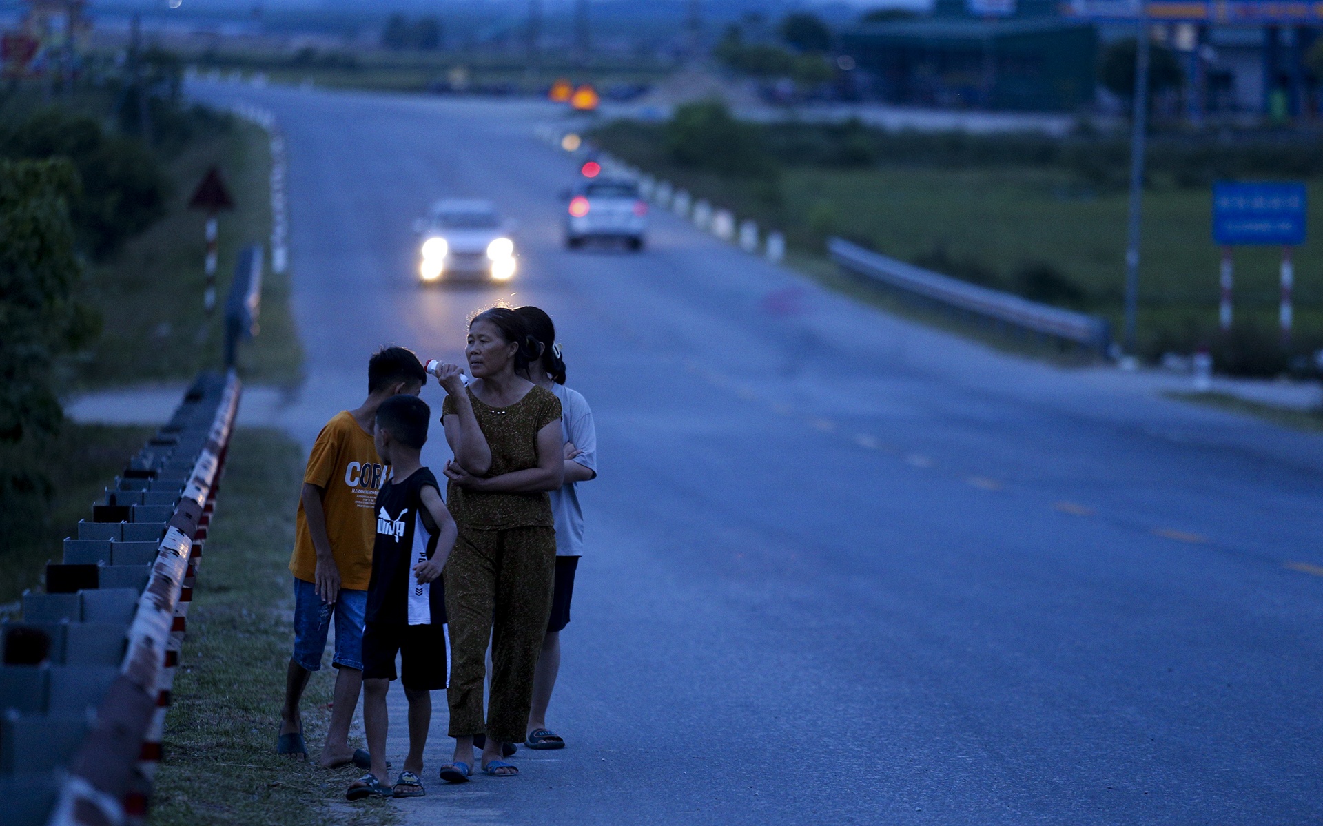 cau tram ty khong co den chieu sang anh 11