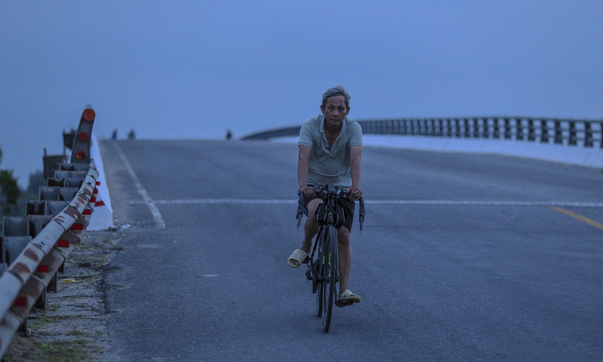 cau tram ty khong co den chieu sang anh 12