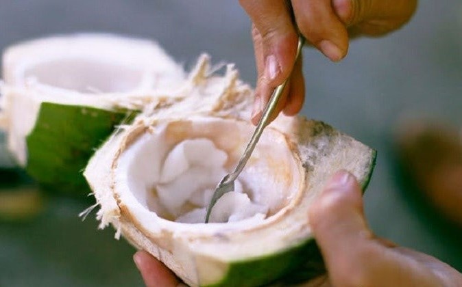 Be gai hon mot tuoi tu vong do hoc cui dua hinh anh