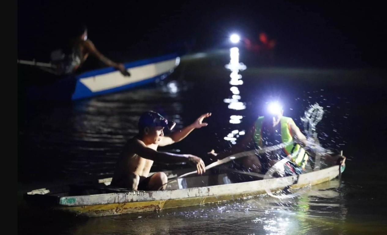 Thi the ba hoc sinh duoi song, xe va dien thoai tren bo hinh anh