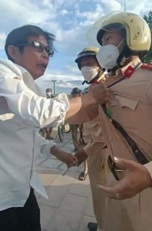 nu sinh bi danh hoi dong anh 1