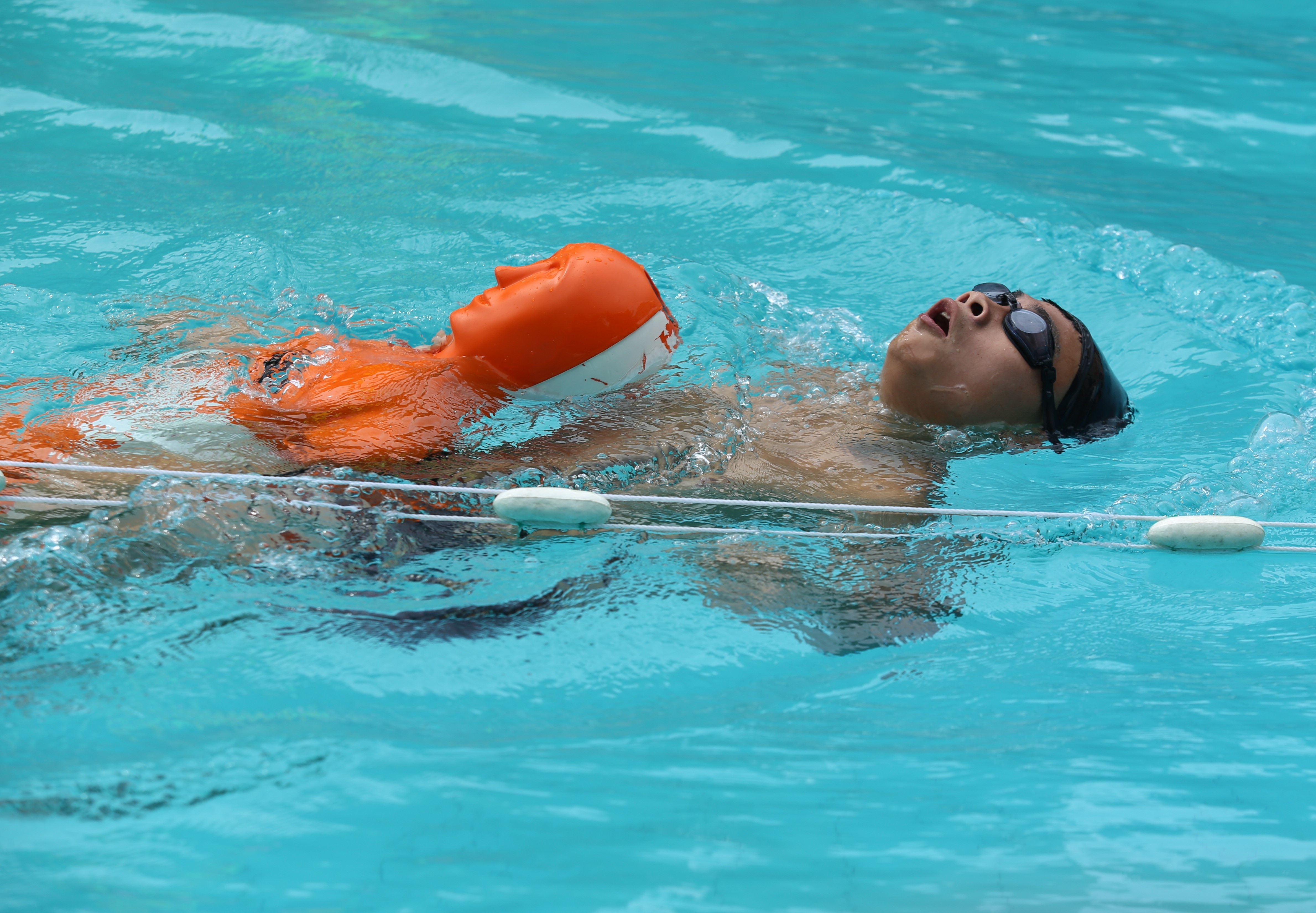 Canh sat chua chay mien Trung thi boi, lan cuu nguoi hinh anh