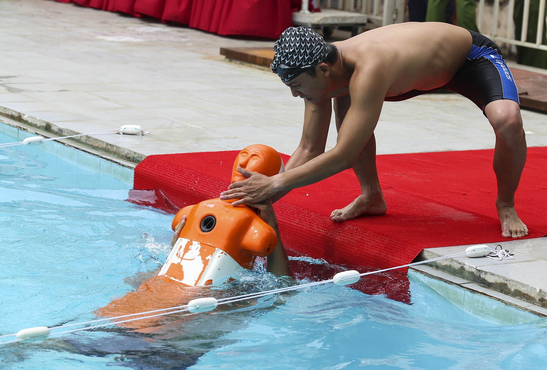 canh sat cuu nan duoi nuoc anh 5