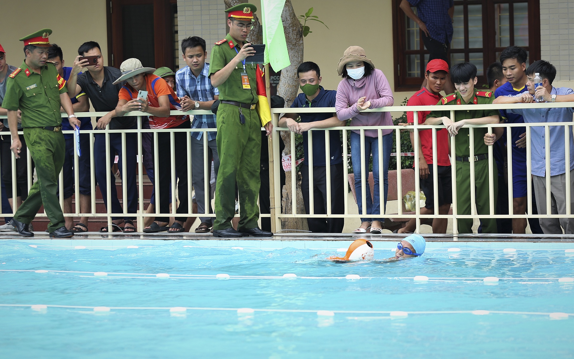 canh sat cuu nan duoi nuoc anh 6