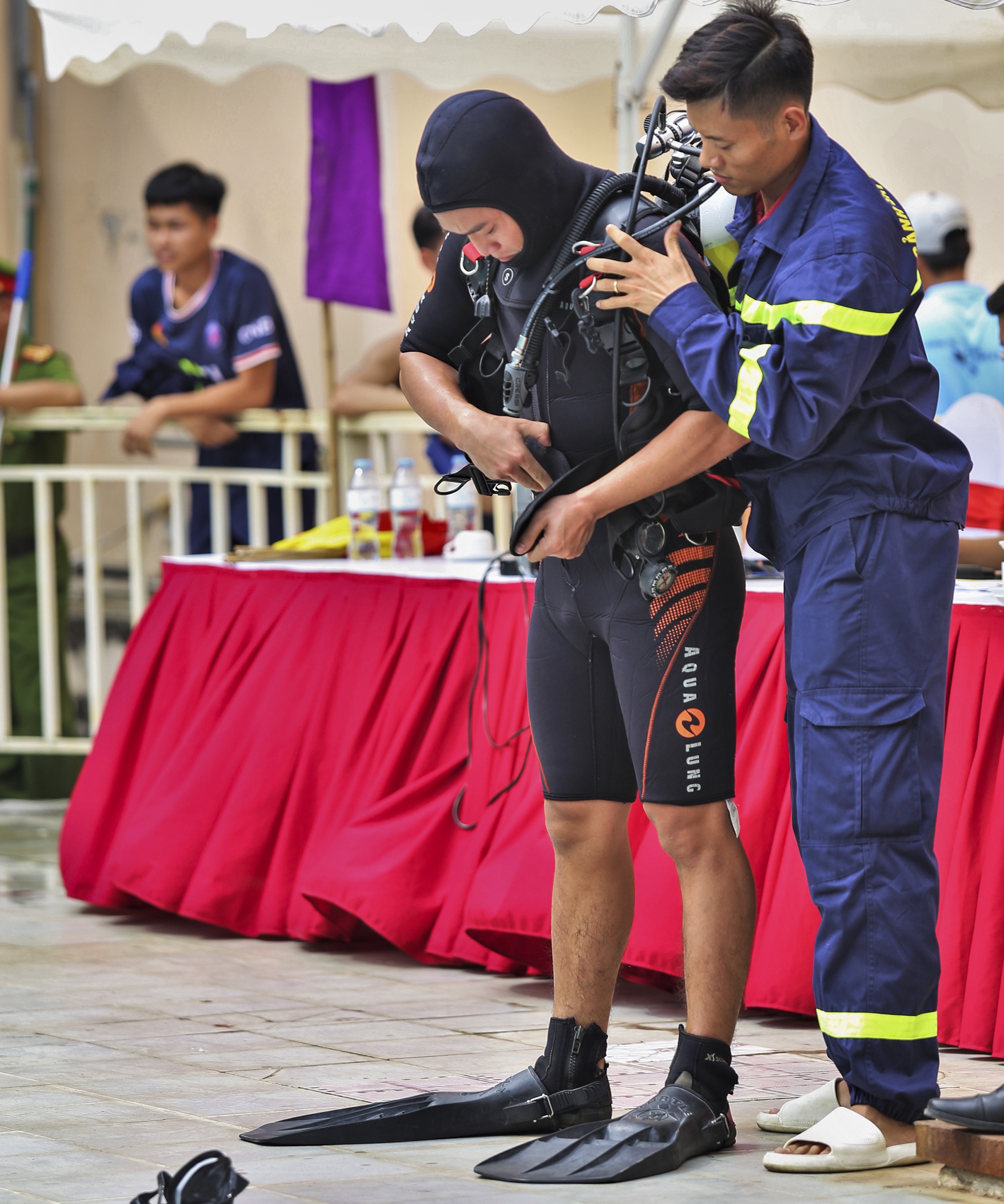 canh sat cuu nan duoi nuoc anh 7