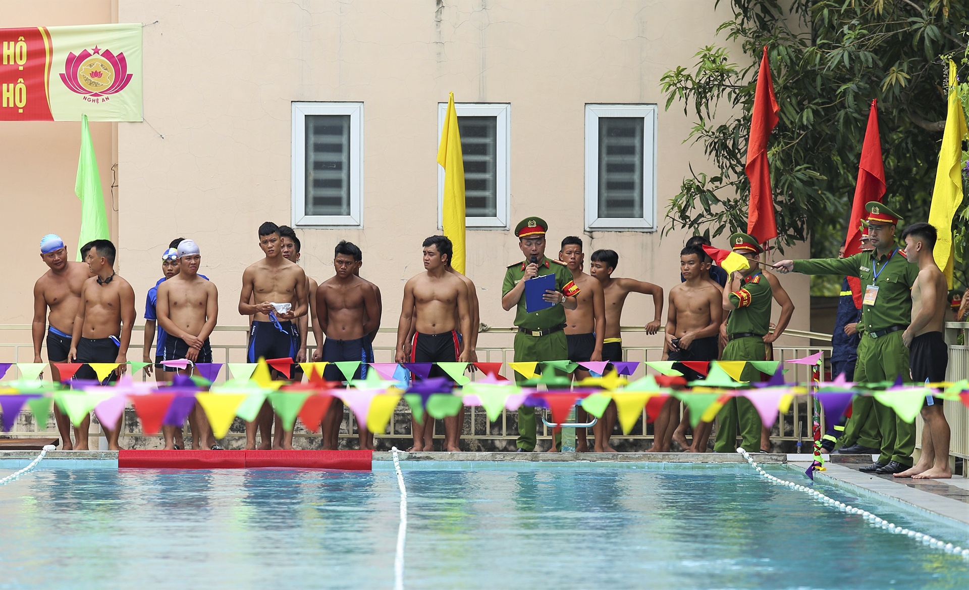 canh sat cuu nan duoi nuoc anh 1