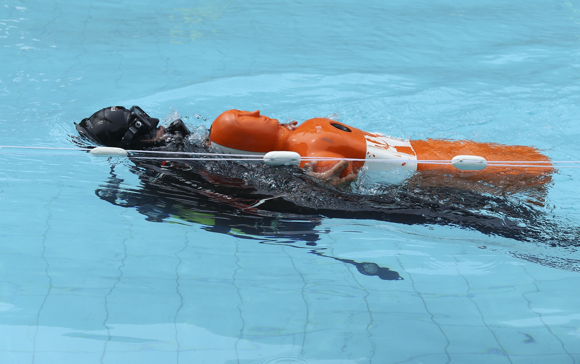 canh sat cuu nan duoi nuoc anh 9