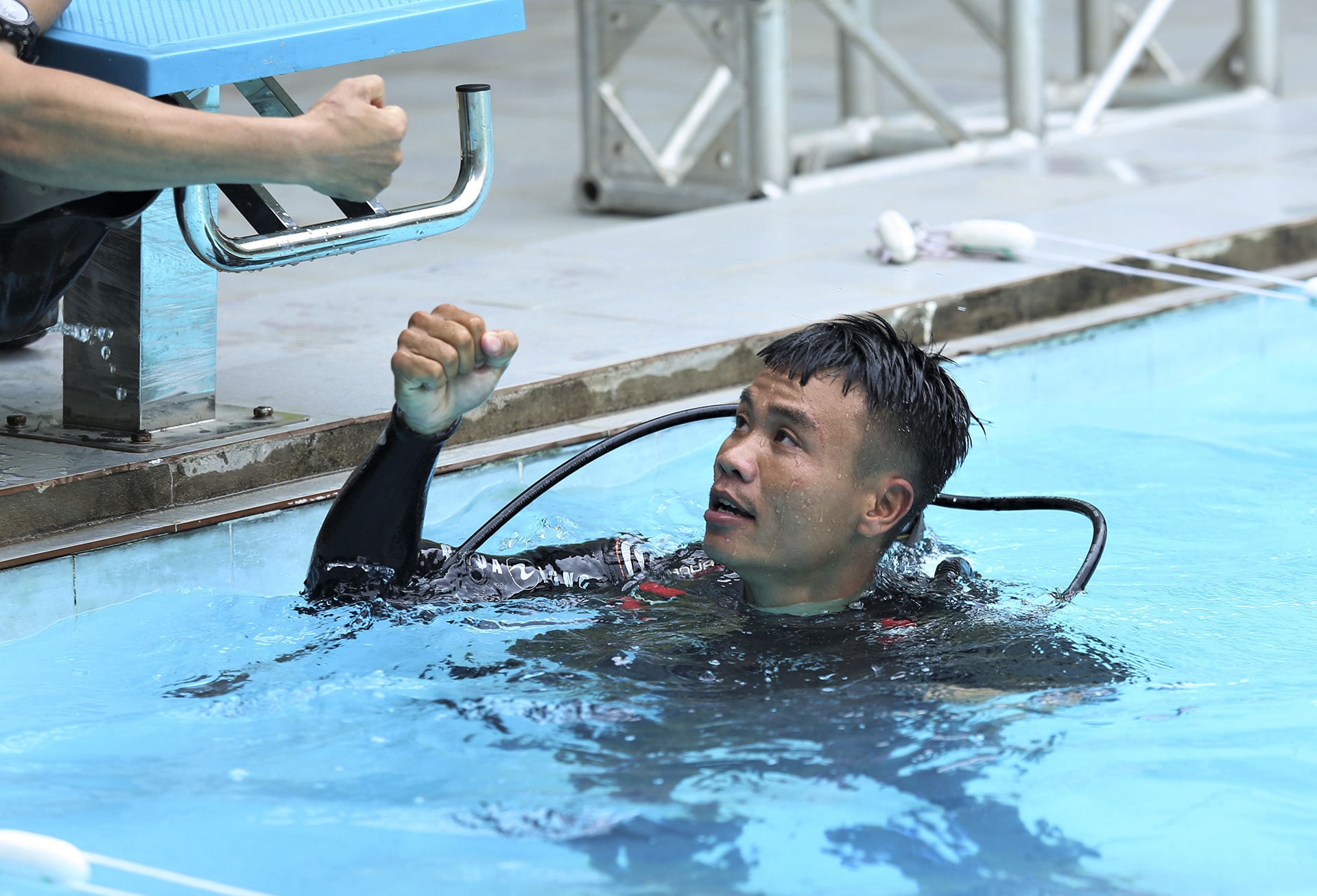 canh sat cuu nan duoi nuoc anh 10