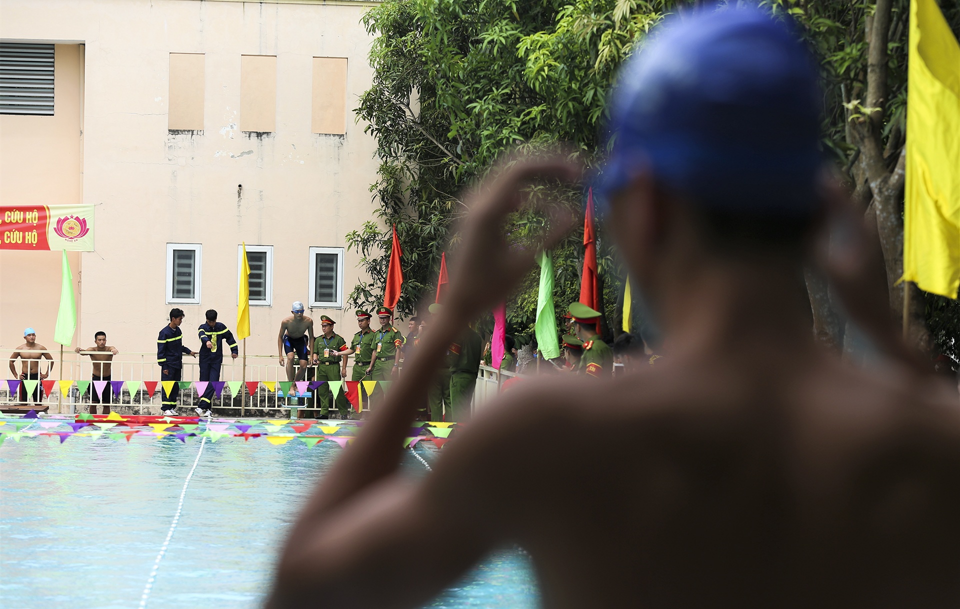 canh sat cuu nan duoi nuoc anh 2