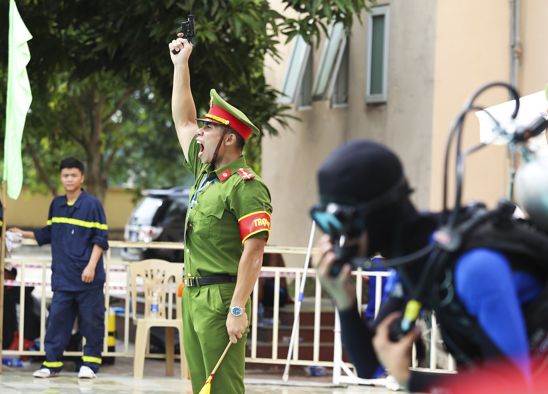 canh sat cuu nan duoi nuoc anh 3