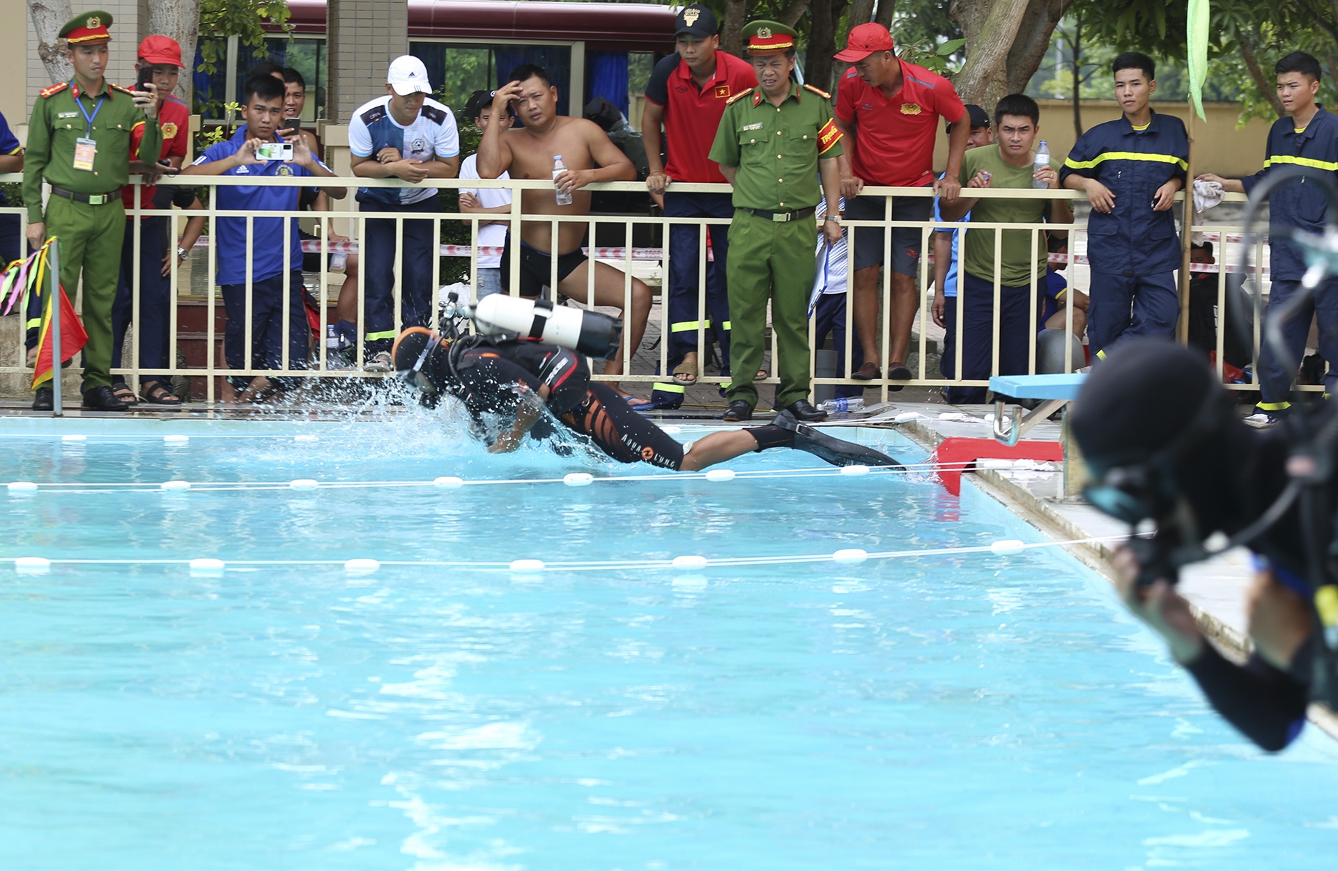 canh sat cuu nan duoi nuoc anh 8