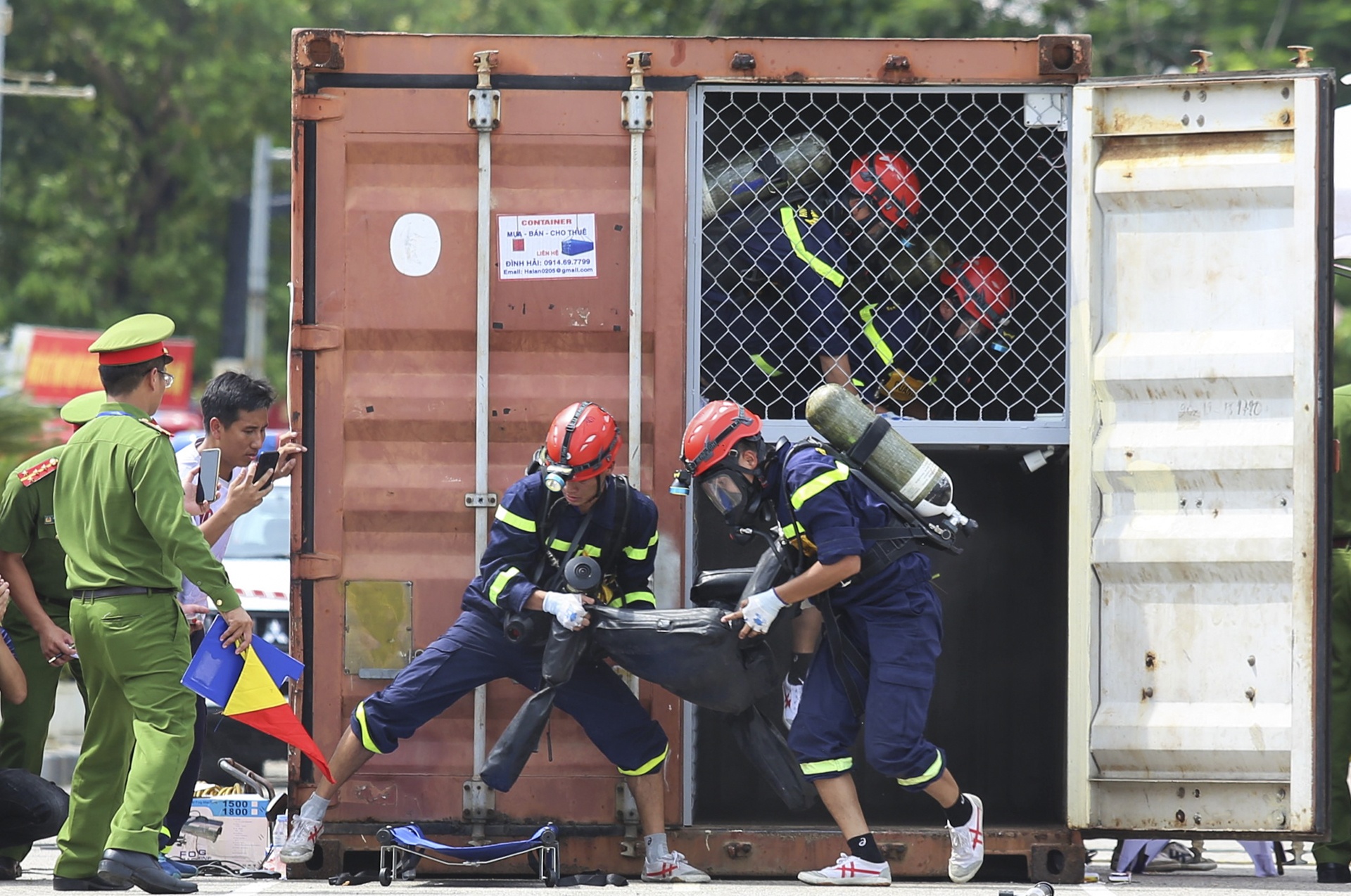 canh sat cuu nan,  cuu ho anh 10