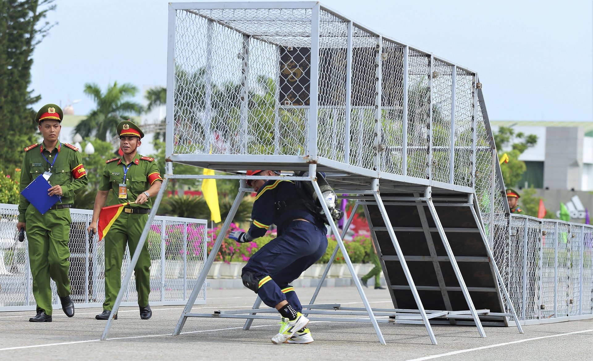 canh sat cuu nan,  cuu ho anh 3