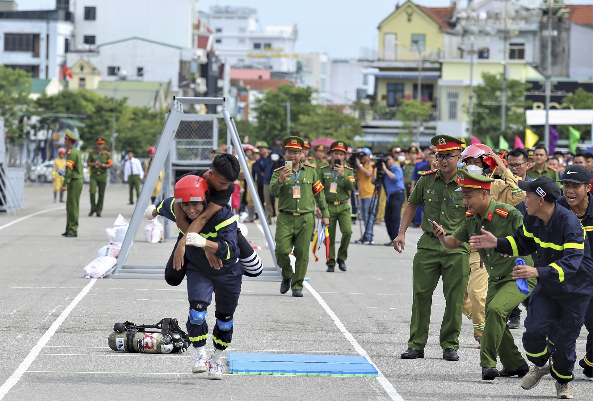 canh sat cuu nan,  cuu ho anh 6