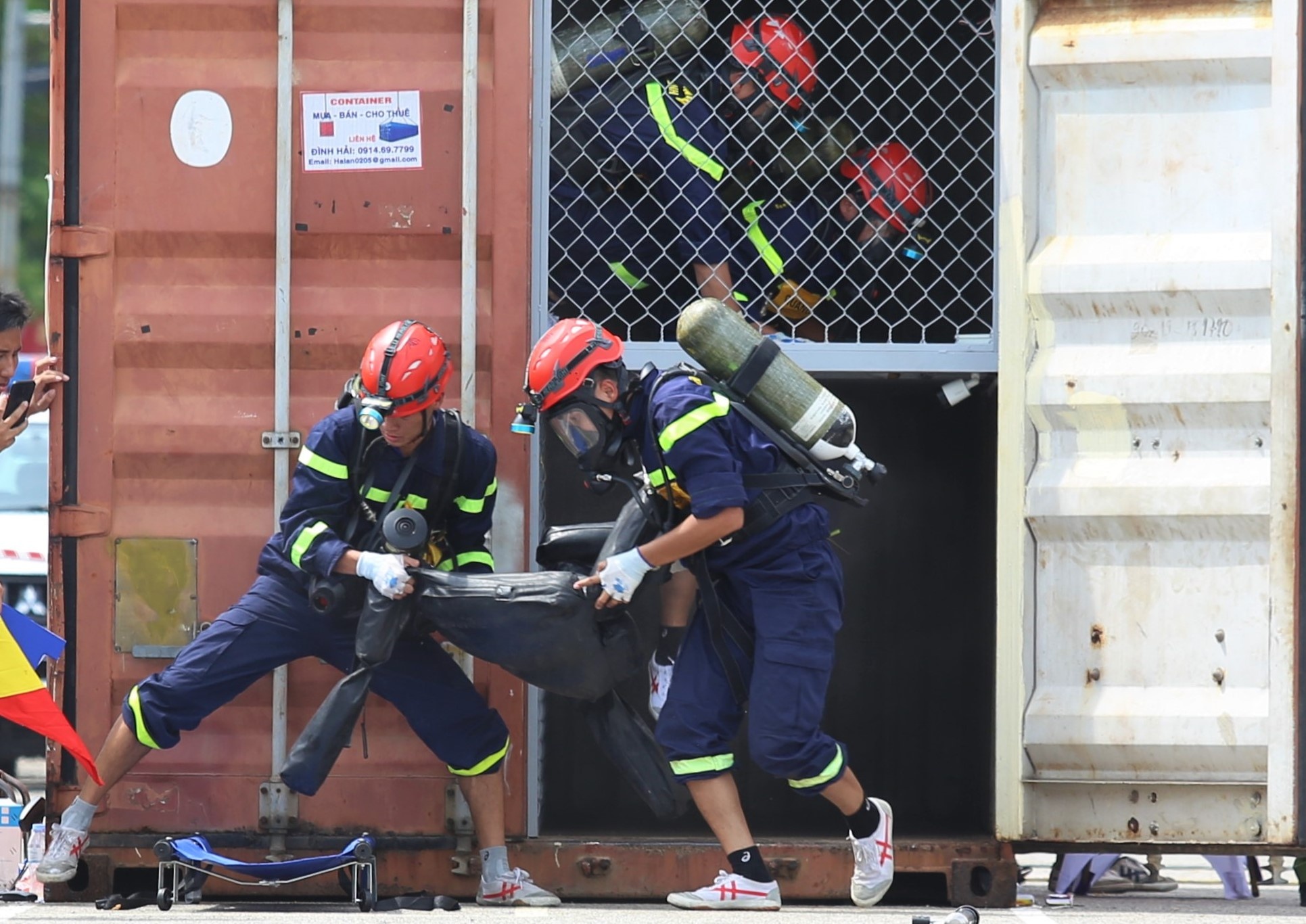 Canh sat mien Trung thi vuot rao, cuu nguoi noi co khi doc hinh anh