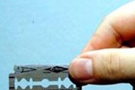 Dung dao lam rach mat vo hinh anh