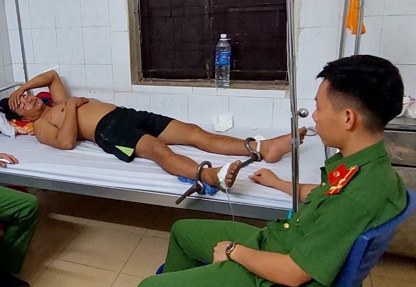 Bo dam chet con gai va ban trai trong bua com hinh anh