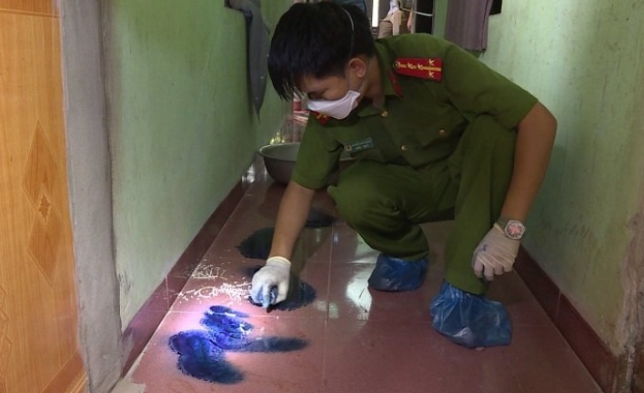 Nguoi bo uong thuoc sau tu tu sau khi sat hai con gai va ban trai hinh anh