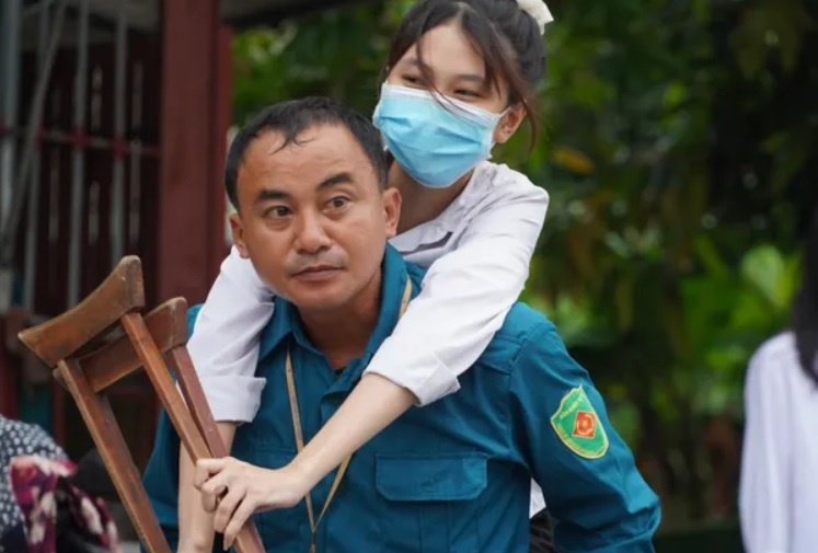 Nu sinh gay chan duoc bo cong vao phong thi hinh anh