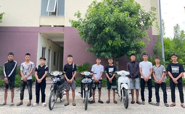 nem da vao xe khach anh 1