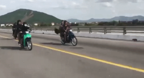 Nhom thanh nien boc dau xe may tren quoc lo hinh anh