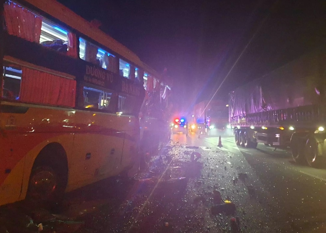 Phu xe roi xuong gieng tu vong sau tai nan lien hoan hinh anh