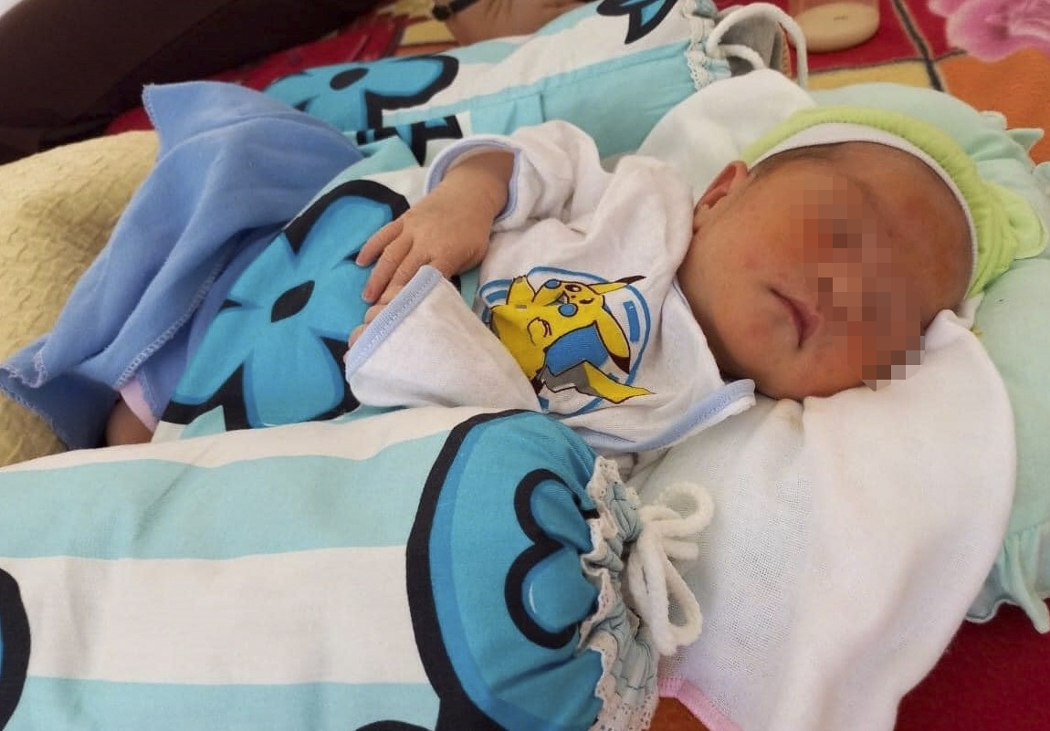 Be gai so sinh bi bo roi truoc cong den hinh anh