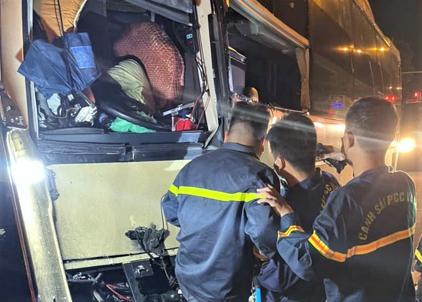 Tai xe tu vong, canh sat pha cua giai cuu 19 nguoi tren xe khach hinh anh