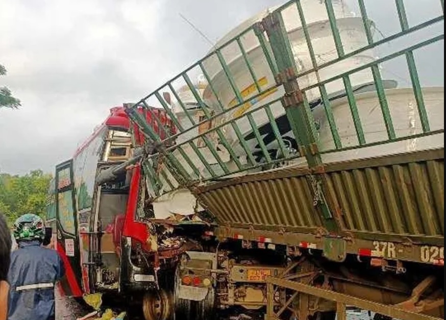 Tai xe xe khach chet trong cabin, hanh khach pha cua thoat ra ngoai hinh anh