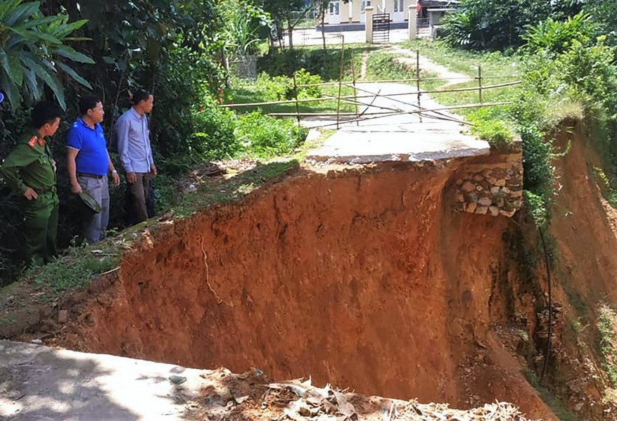 Duong dut doi sau mua lon, hang chuc ho dan bi chia cat hinh anh