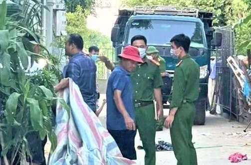 Be gai 2 tuoi bi xe tai can tu vong ngay truoc cong nha hinh anh