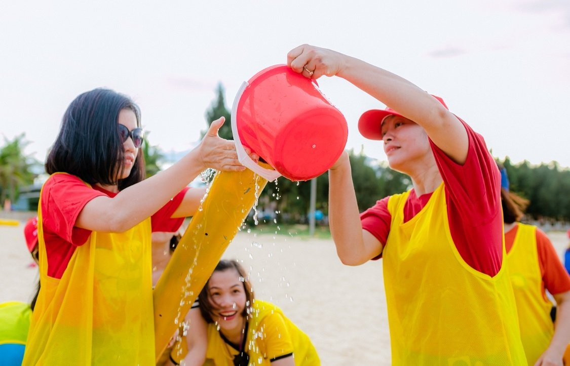 Cong ty xin loi khi nhom nu nhan vien coi ao nguc o bien Cua Lo hinh anh