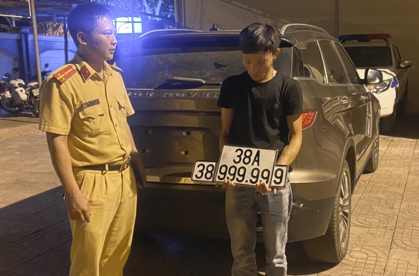 Chu xe gan bien so gia ngu quy 9 de ‘chay cho oai’ hinh anh