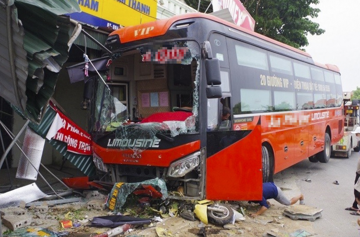 Xe khach tong 4 xe may, mot nguoi chet hinh anh