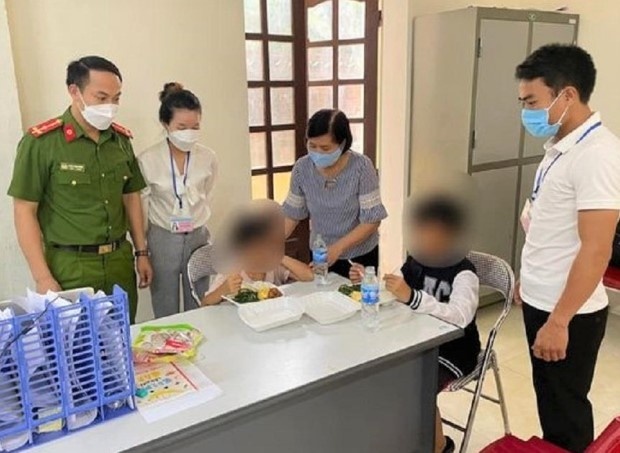 bo troi tay danh con gai anh 2