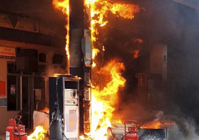 Nguoi dan ong bi bong khi tru xang boc chay hinh anh