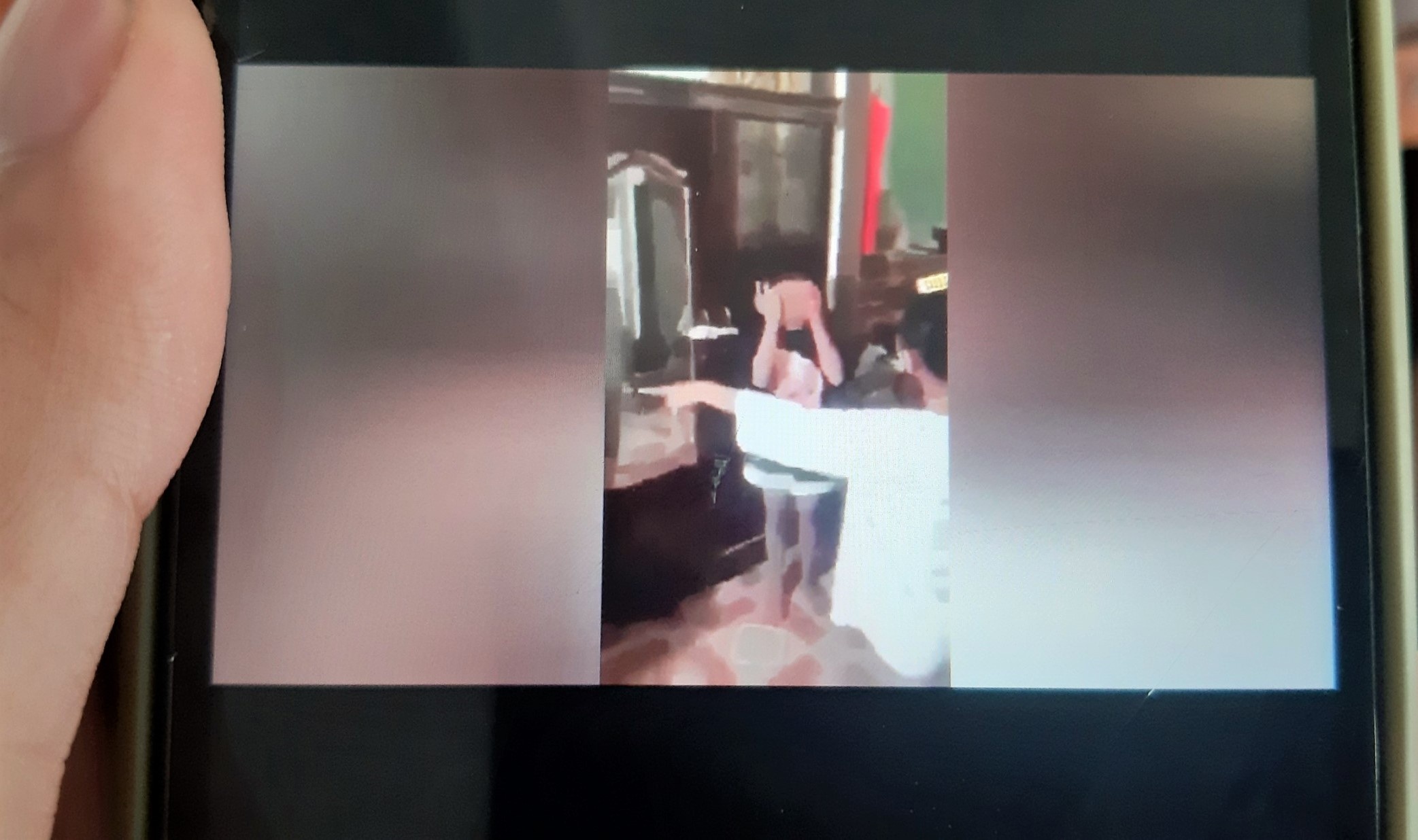 Nu sinh tat toi tap vao mat ban, gia dinh muon xin loi nan nhan hinh anh