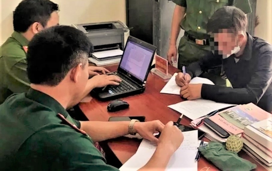 Loi khai nguoi bo troi tay, treo con gai len tran nha hinh anh