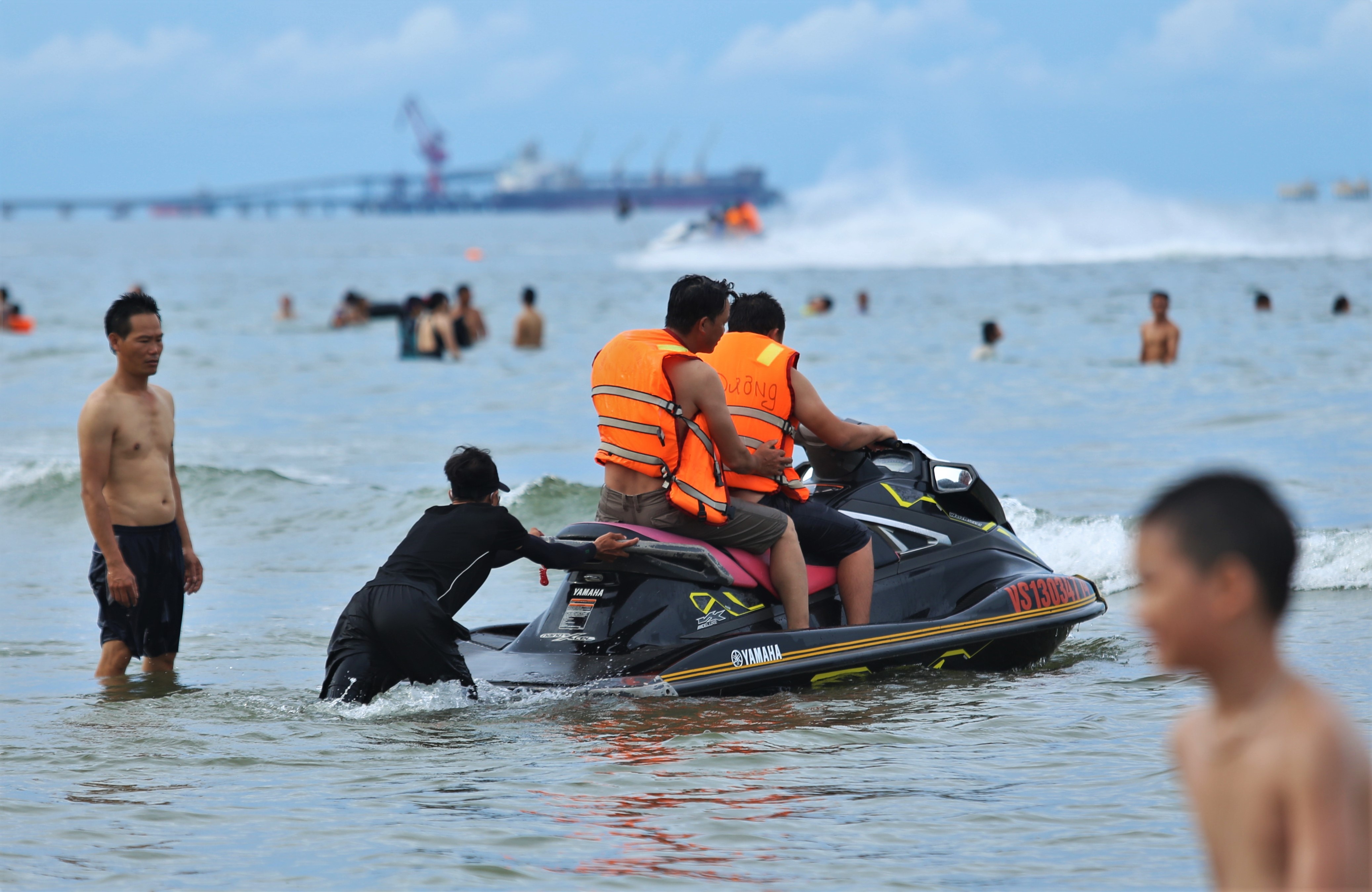 Bi phat, moto nuoc van bat nhao o bien Cua Lo hinh anh