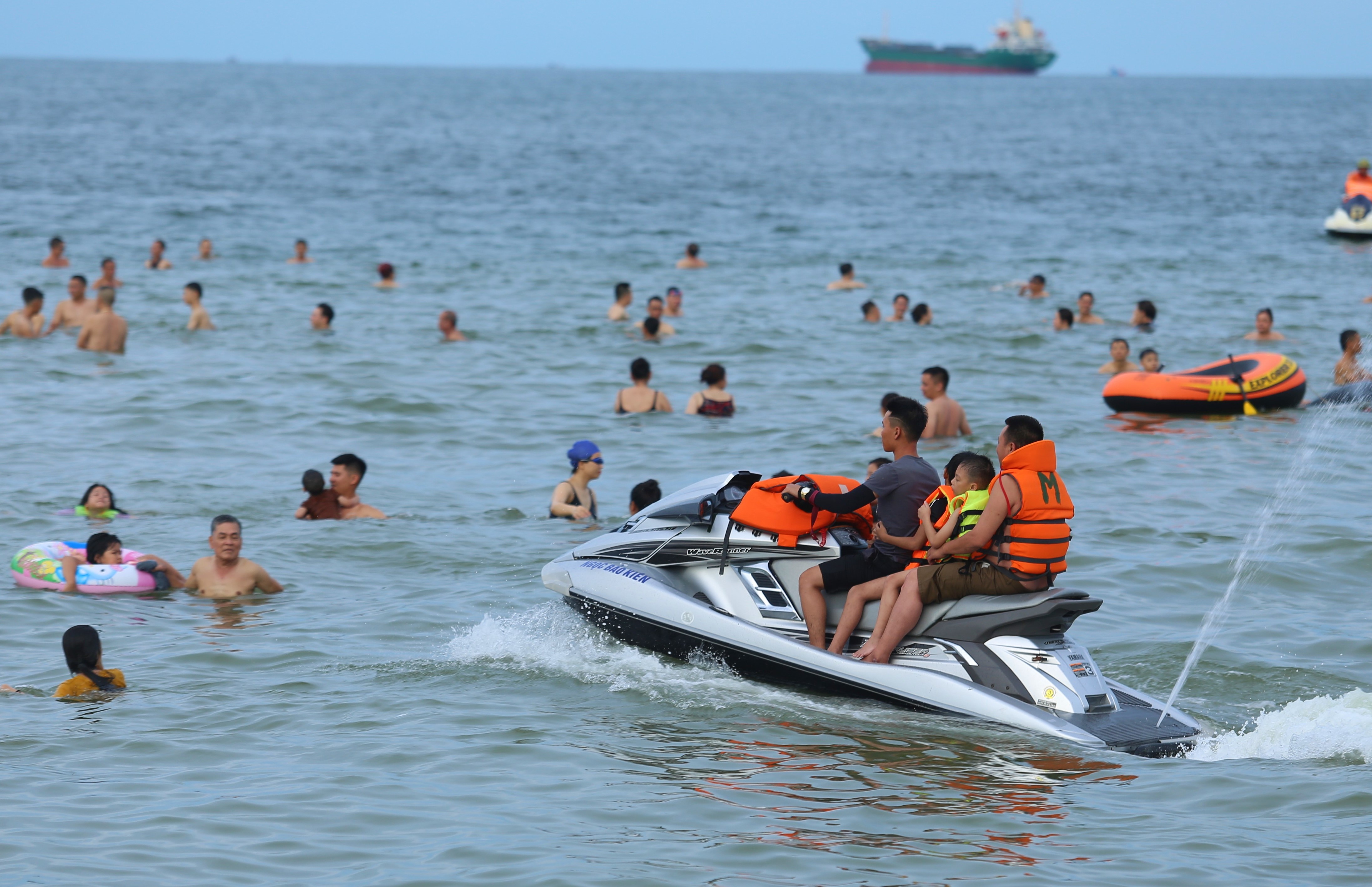 Canh moto nuoc chay don khach bat nhao tren bai tam Cua Lo hinh anh