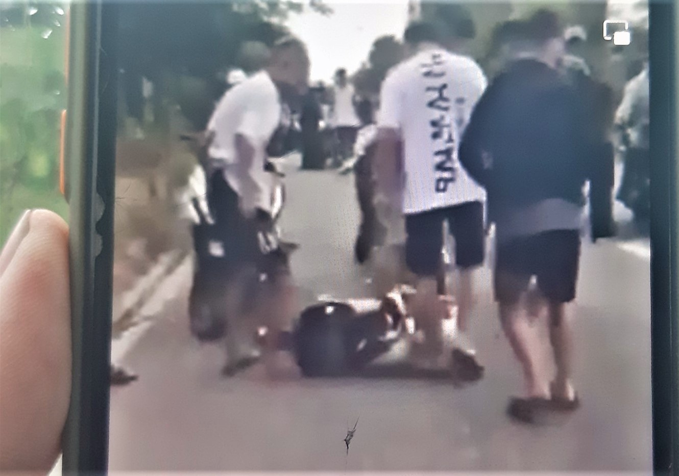 Nam sinh bi 6 ban dam dap tui bui giua duong hinh anh