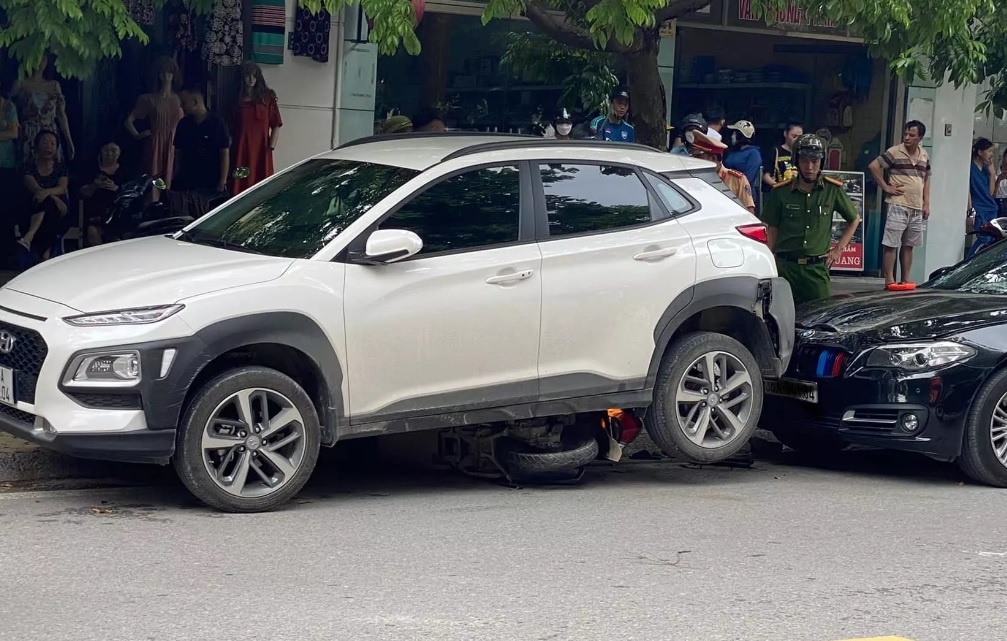 Canh tai xe lui oto tong xe may, cuon 3 nguoi vao gam hinh anh