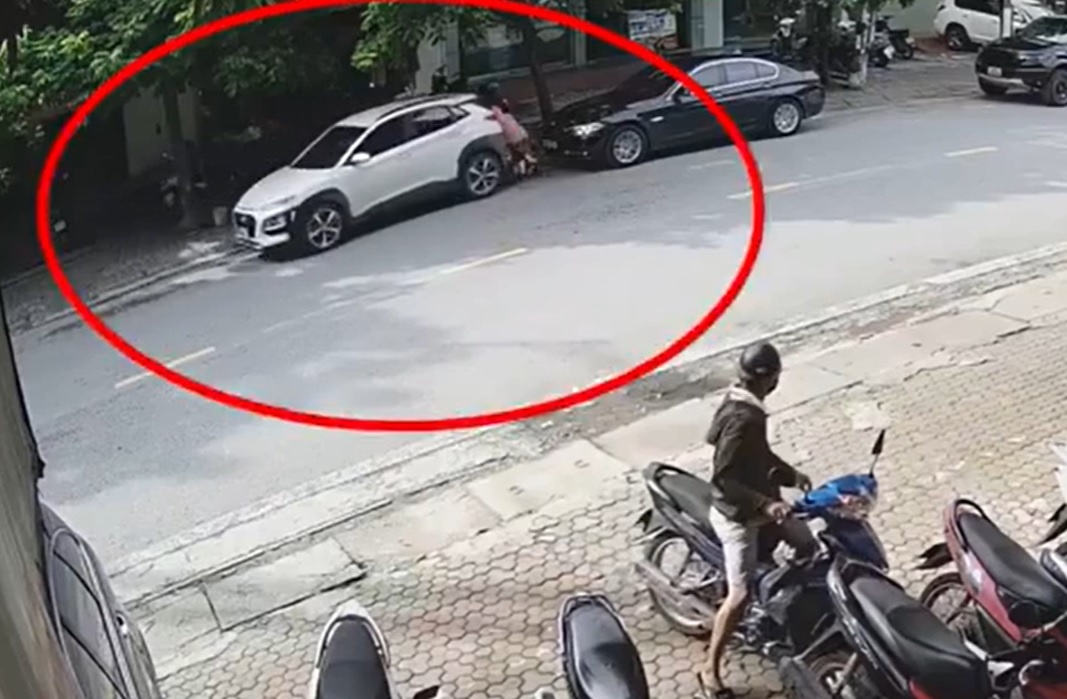 Tai xe lui oto tong 3 nguoi di xe may hinh anh