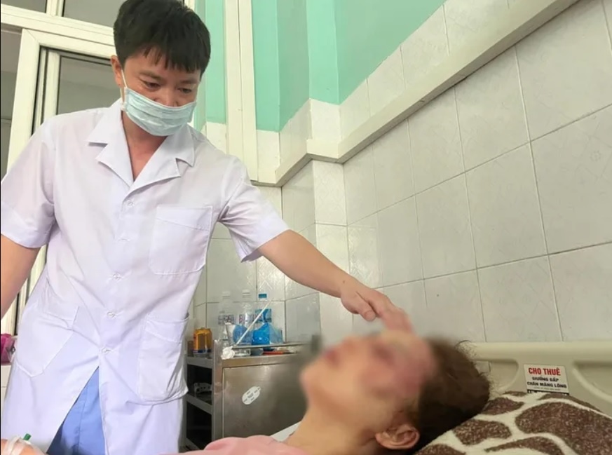 Can bo QLTT Thanh Hoa bi to danh nguoi tinh nhap vien hinh anh