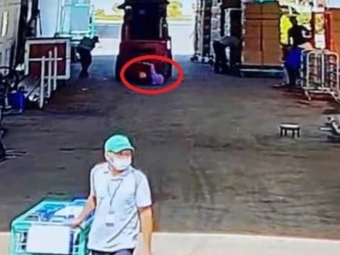 Nu cong nhan bi xe nang hang can tu vong hinh anh