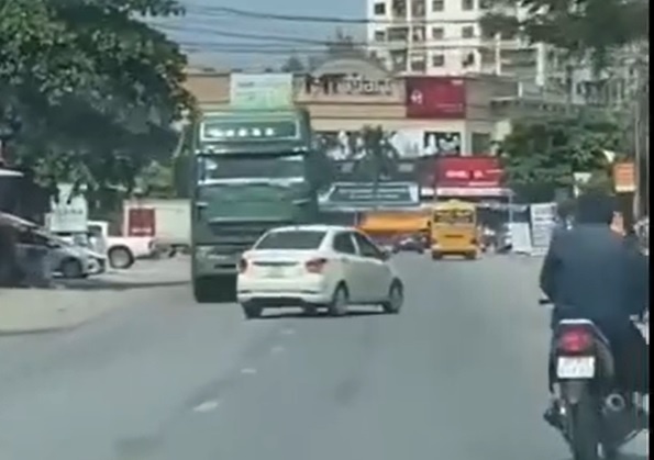 Tai xe oto lang lach, tat dau xe chay nguoc chieu hinh anh